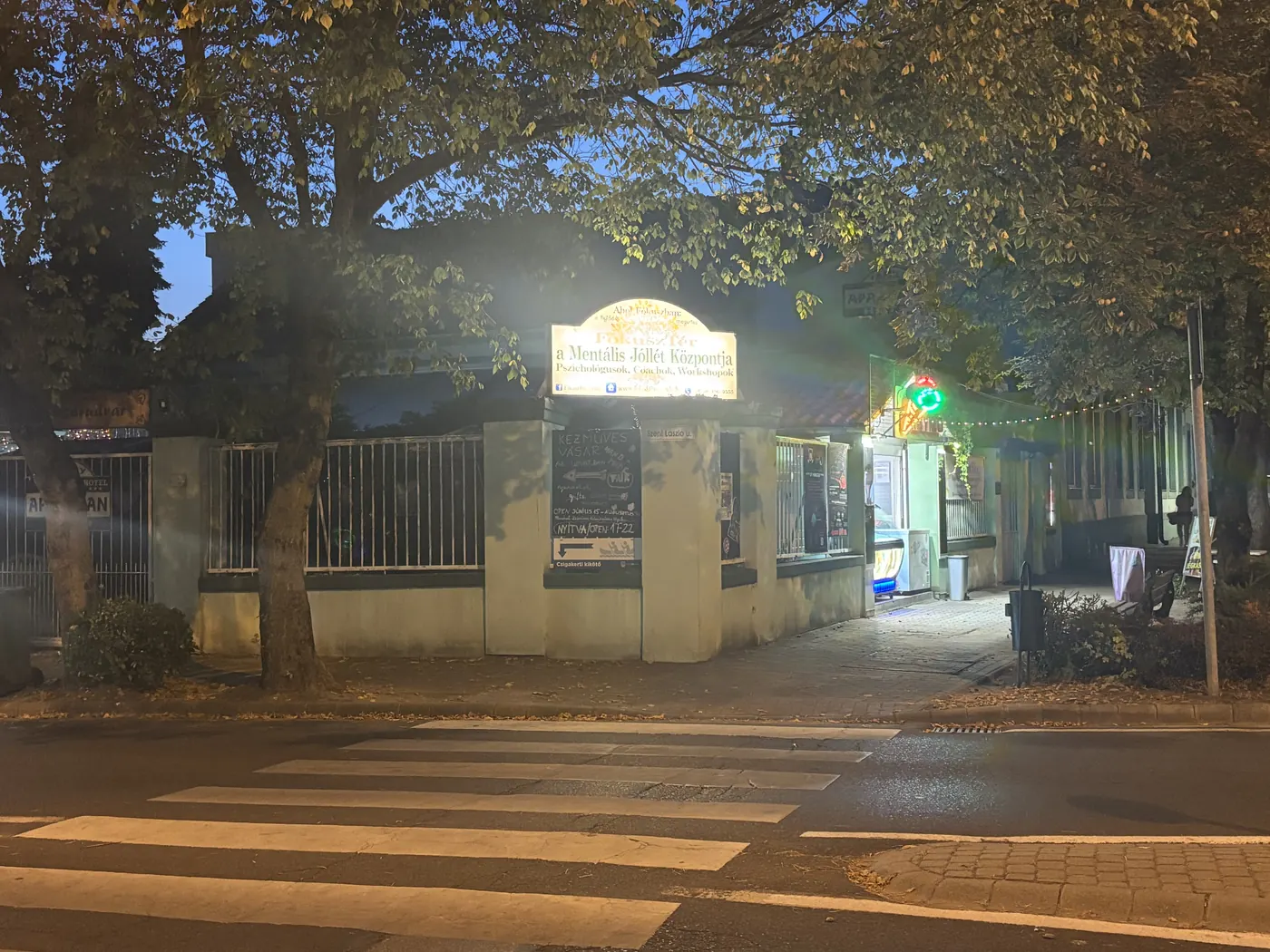 A FókuszTér épülete a kis körforgalomnál, Gyula belvárosában